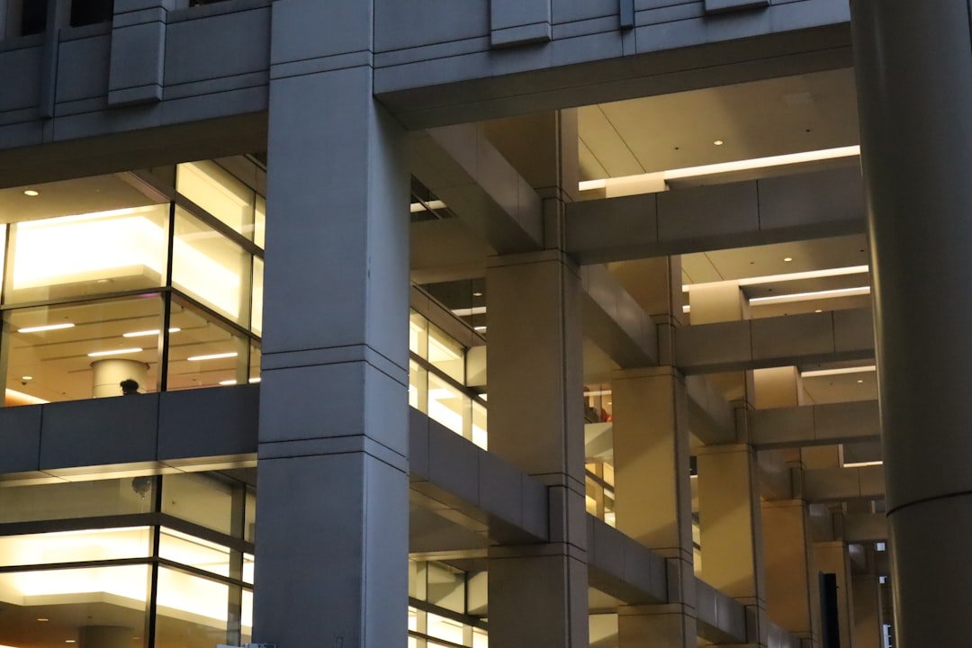 Edificio Moderno Com Colunas E Janelas Geometricas De Concreto k7e5LlXiM2k