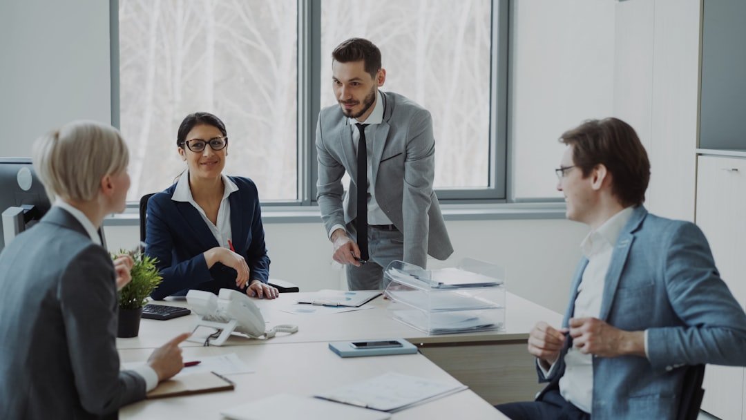 Profissionais De Negocios Colaborando Em Torno De Uma Mesa De Conferencia ob1oe1CGQ1s