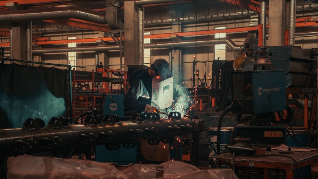 Um Homem Trabalhando Em Uma Maquina Em Uma Fabrica FP_DJBVtwdw