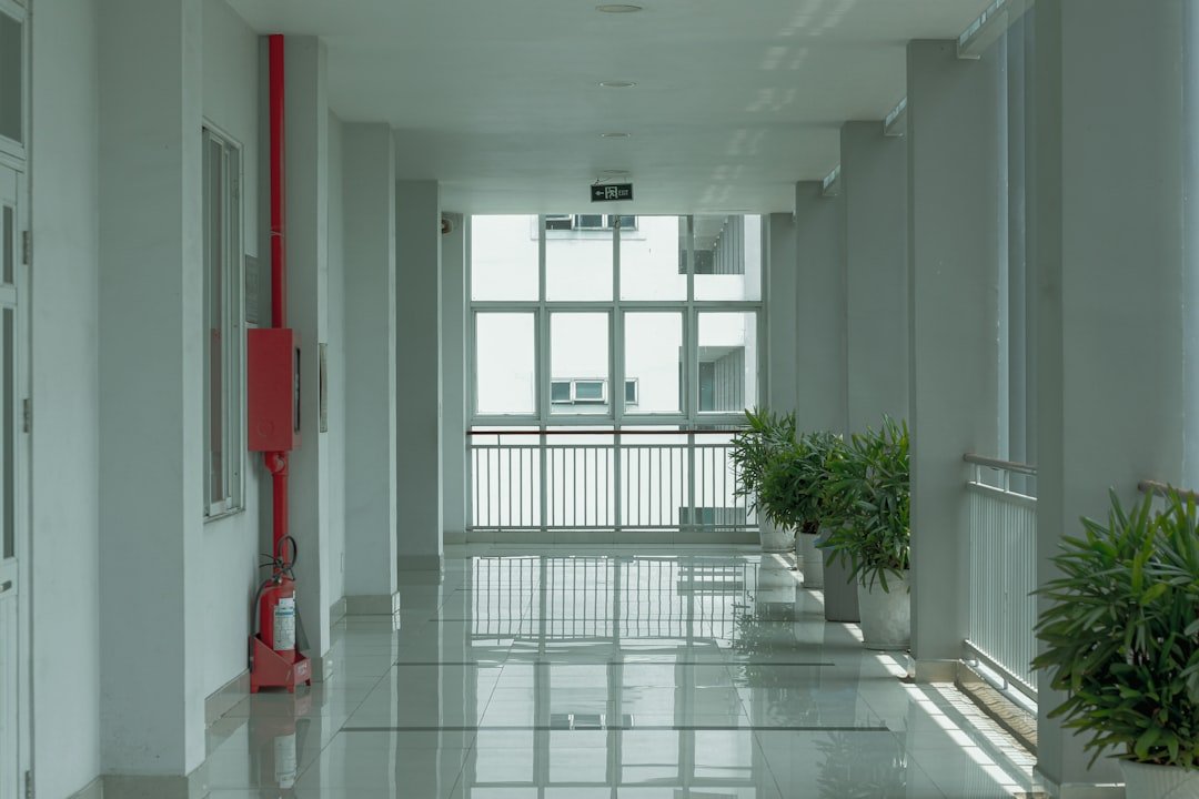 Extintor De Incendio Vermelho Na Parede Branca 2kotrpO8rlk