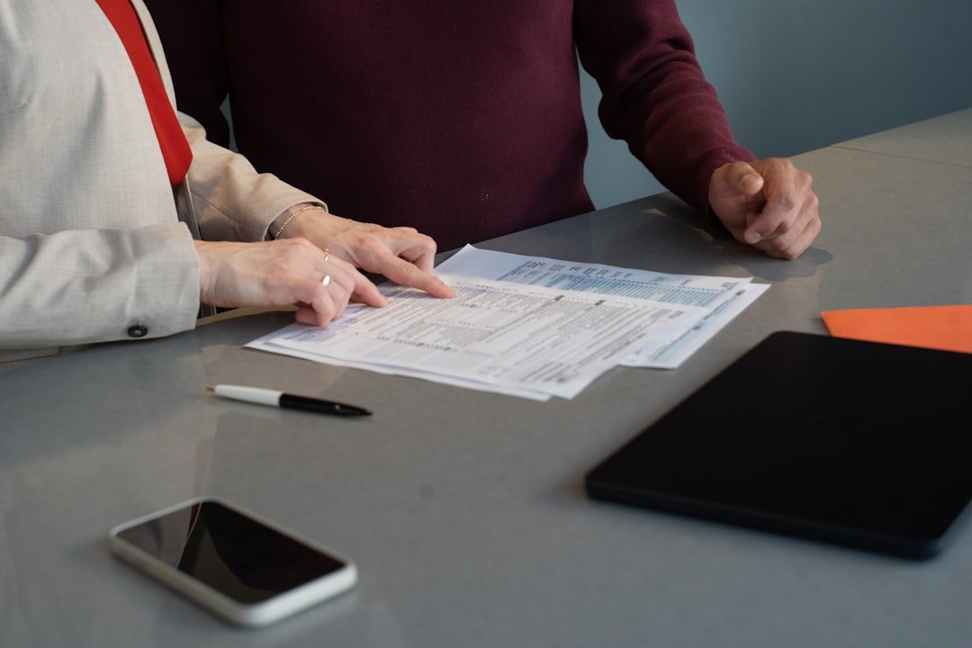 Duas Pessoas Revisando Documentos Em Uma Mesa MhqUBTxQ3Hw