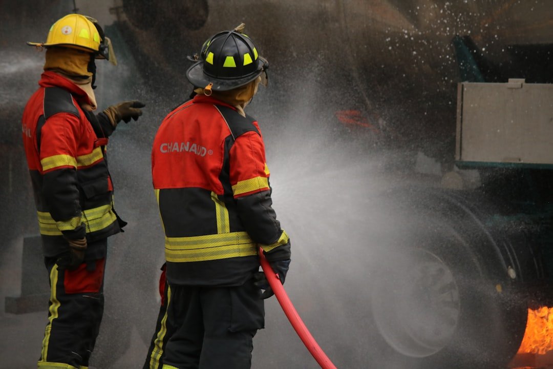 Os Bombeiros Estao Apagando Um Incendio Com Agua GFjD_24PDvY