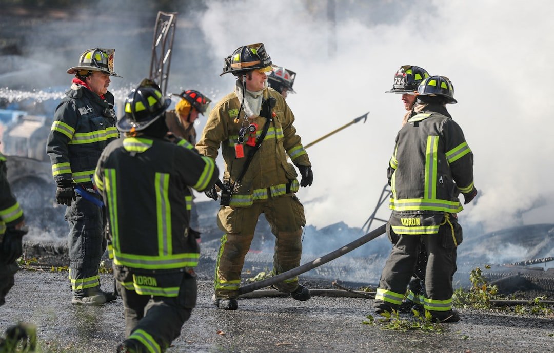 Bombeiros Durante O Dia D75YYw0bNiQ