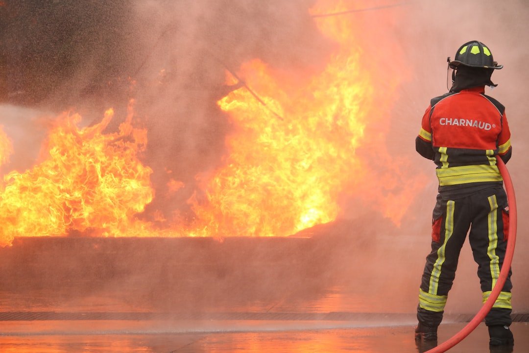 Um Bombeiro Observa Um Grande Incendio Queimar ZeVNHczYn2A