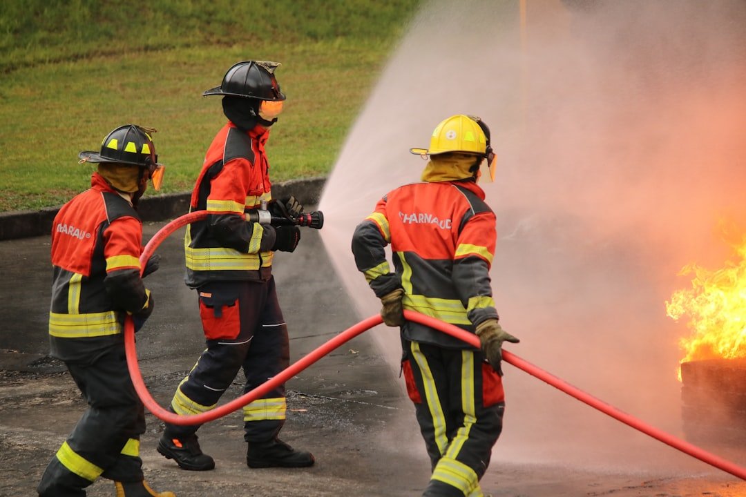 Os Bombeiros Extinguem Um Incendio Com Mangueiras De Agua AZfES4dqklY