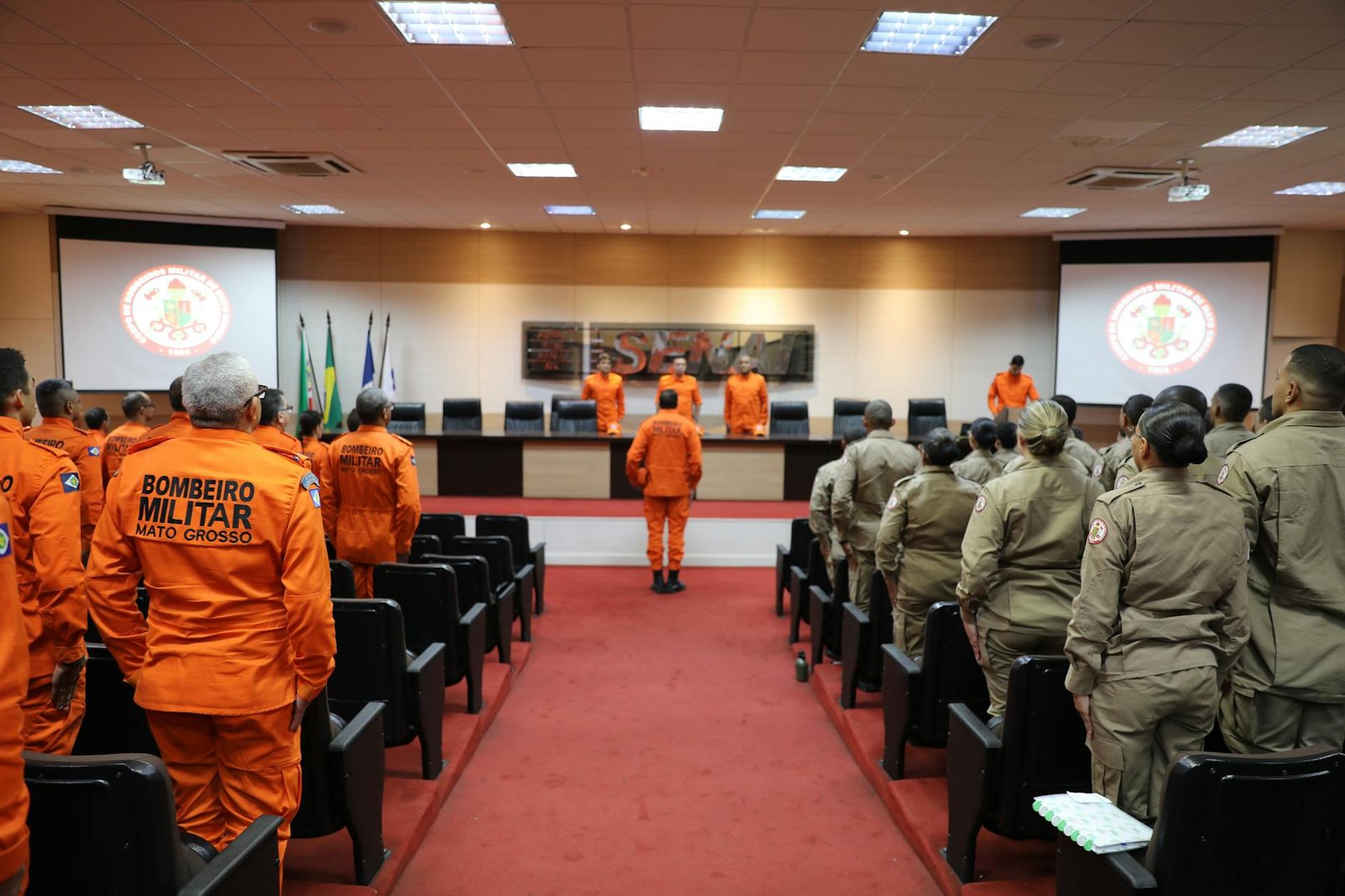 Firefighters attending a strategic training session indoors in Mato Grosso, Brazil.