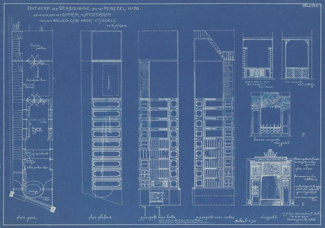 Uma Planta De Um Edificio Com Um Monte De Janelas URnyBZCnlIs