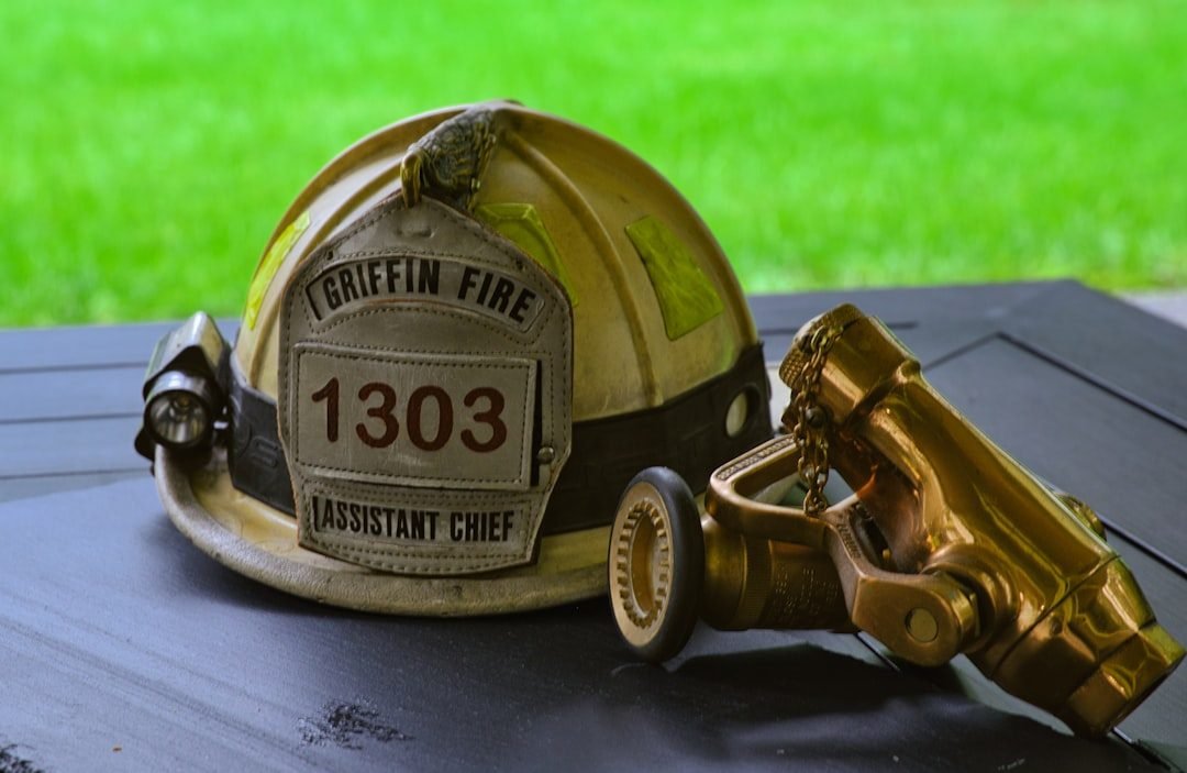 Um Capacete De Bombeiro Sentado Em Cima De Uma Mesa ycDuLuc1wps