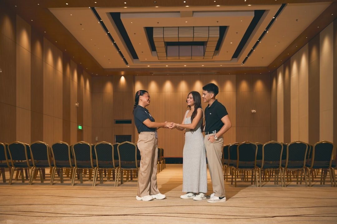 Tres Pessoas Em Uma Sala De Conferencias Vazia dBkk5MRE7ws