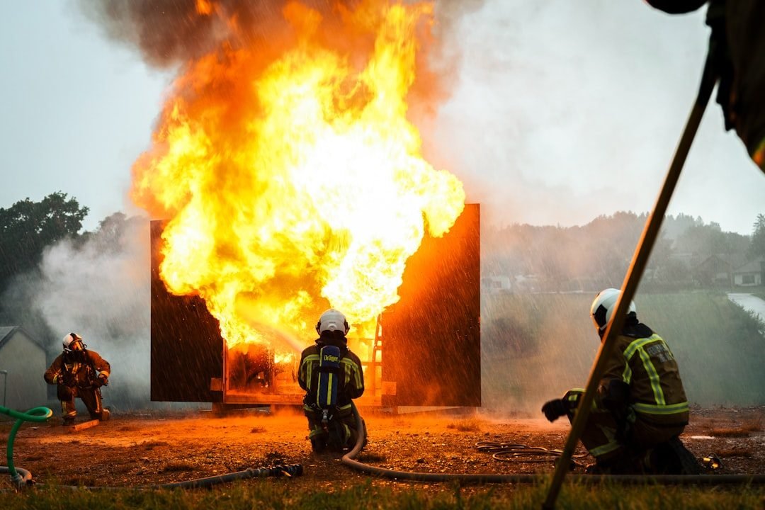 Um Grupo De Bombeiros Em Pe Ao Redor De Um Incendio ZtV6EmpZcd0