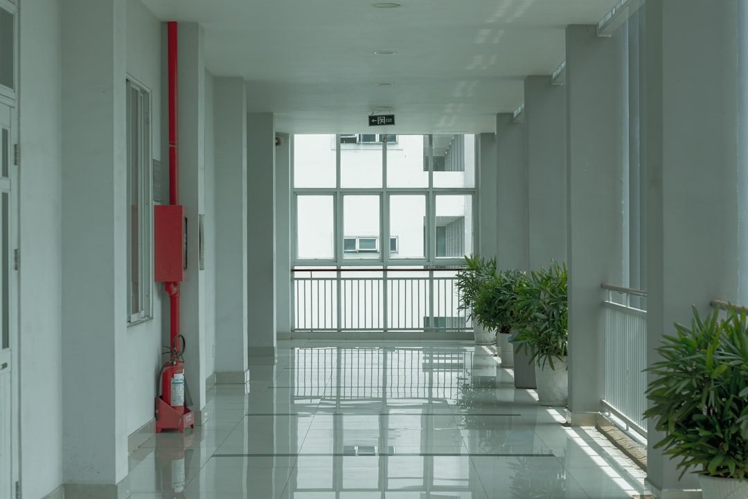 Extintor De Incendio Vermelho Na Parede Branca 2kotrpO8rlk