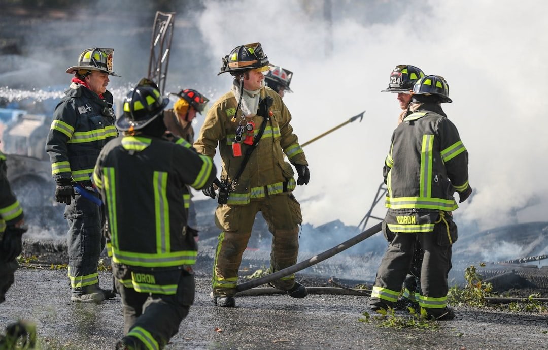 Bombeiros Durante O Dia D75YYw0bNiQ