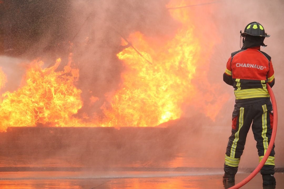 Um Bombeiro Observa Um Grande Incendio Queimar ZeVNHczYn2A