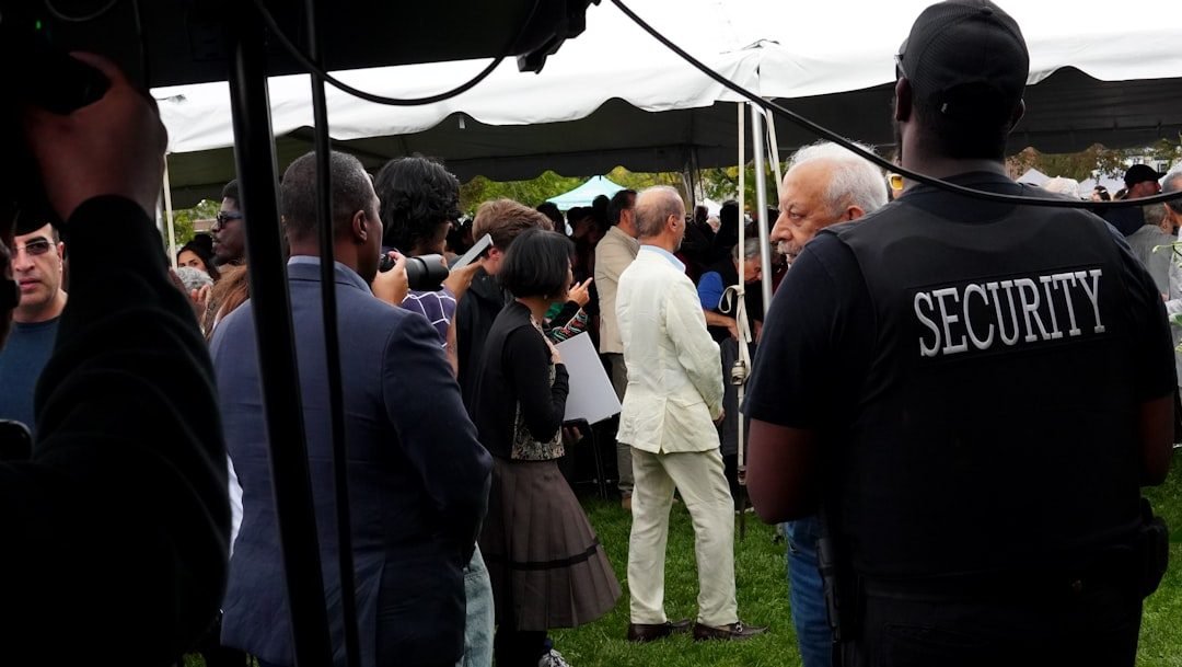 Guarda De Seguranca Vigia Uma Reuniao Sob Uma Tenda YQ9aFeawqeo